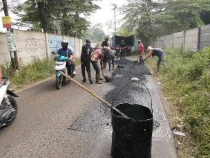 Petugas melakukan perbaikan jalan rusak di sejumlah titik di Kabupaten Bogor. Pemkab Bogor sendiri kini tengah gencar lakukan pemeliharaan jalan. (Sumber: Pemkab Bogor)