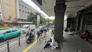 Sejumlah pengunjung kawasan Kota Tua yang hendak turun maupun maupun akan berangkat menaiki KRL di Stasiun Kota, Tamansari, Jakarta Barat, Sabtu, 14 Desember 2025. (Sumber: POSKOTA | Foto: Pandi Ramedhan)