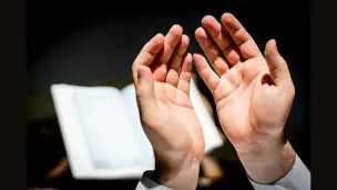 Ilustrasi berdoa akhir tahun 2025 dan awal tahun 2026 (Sumber: Pinterest/Delgarm)