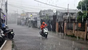 BMKG prediksi Jakarta dan Bodetabek berpotensi diguyur hujan hingga dilanda angin kencang. (Sumber: POSKOTA | Foto: Angga Pahlevi)