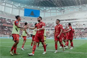 Laga antara Persija vs PSBS Biak tidak bisa digelar di JIS. (Sumber: Instagram/@persija)