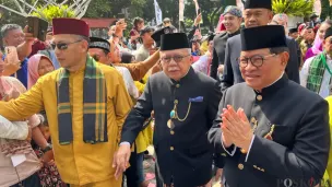Gubernur DKI Jakarta Pramono Anung (kanan) dan Ketua Dewan Adat Bamus Betawi Fauzi Bowo (tengah) saat menghadiri Lebaran Betawi di Lapangan Banteng, Jakarta Pusat, 11 April 2026. (Sumber: Poskota/M. Tegar Jihad)