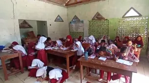 Sejumlah siswa SDN Karyabuana 2, Kecamatan Cigeulis, Kabupaten Pandeglang, mengikuti proses KBM di musala. (Sumber: Dok. Warga)