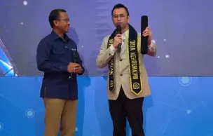 Raffi Ahmad mengenakan selempang Duta Kehormatan BPJS Kesehatan saat menerima penunjukan resmi didampingi jajaran pejabat BPJS Kesehatan. (Sumber: Instagram/@raffinagita)