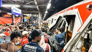  Kecelakaan kereta api yang terjadi di Stasiun Bekasi Timur pada Senin malam, 27 April 2026. (Sumber: Instagram/@keretaapikita)