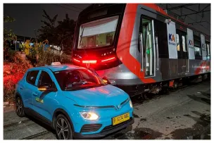 Ilustrasi. kecelakaan yang melibatkan taksi listrik milik Green SM Indonesia dengan Commuter Line di Stasiun Bekasi Timur, Kota Bekasi, Jawa Barat. (Sumber: Gemini AI)