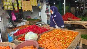 Pedagang sayur di Pasar Cikupa, Kecamatan Cikupa, Kabupaten Tangerang, Kamis, 5 Februari 2026. (Sumber: Poskota/Veronica Prasetio)
