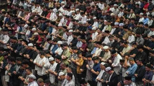 Barisan jemaah laki-laki saat sholat Tarawih pada Ramadhan 1447 Hijriah di Masjid Istiqlal, Pasar Baru, Sawah Besar, Jakarta Pusat, Rabu, 18 Februari 2026. (Sumber: Poskota/Bilal Nugraha Ginanjar)