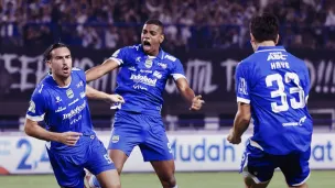 Persib Bandung ditahan imbang Arema FC tanpa gol di Stadion Gelora Bandung Lautan Api, membuat persaingan puncak klasemen semakin ketat.. (Sumber: Instagram/@persib)