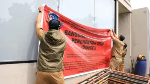 Sudin CKTRP Jakarta Selatan menyegel Fourthwall Padel di Jalan Haji Nawi Raya, Cilandak, Jakarta Selatan pada Selasa, 3 Maret 2026. (Sumber: Istimewa)