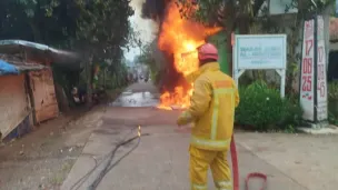 Petugas Damkar tengah memadamkan api yang melalap sebuah warung di wilayah Gunungsindur, Kabupaten Bogor. (Sumber: Istimewa)