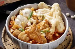 Semangkuk cuanki hangat khas Bandung dengan isian bakso, tahu, siomai, dan kuah gurih yang menjadi favorit wisatawan maupun warga lokal. (Sumber: Pinterest)