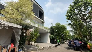 Suasana kediaman almarhum Haerul Saleh pascakebakaran, di Jagakarsa, Jakarta Selatan, Jumat, 8 Mei 2026. (Sumber: Pos Kota/ Ali Mansur)