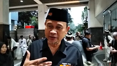 Komisaris PT Pembangunan Jaya Ancol Tbk, Lies Hartono atau Cak Lontong, saat diwawancarai awak media di Balai Kota Jakarta, Rabu, 30 April 2025. (Sumber: Poskota/M.Tegar Jihad)