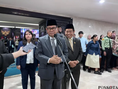 Gubernur Jakarta Pramono Anung menyampaikan alasan penunjukkan Eks Pj Gubernur Jakarta, Teguh Setyabudi, sebagai Komisaris Utama PT Food Station Tjipinang Jaya. (Sumber: Poskota/M. Tegar Jihad)