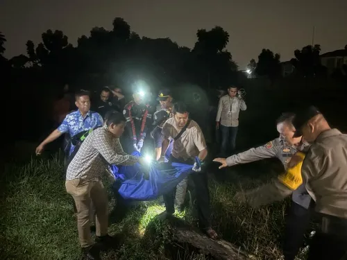 Polisi mengevakuasi mayat pria dengan luka mengenaskan pada bagian leher di lahan kosong Jalan Boulevard Bintaro Jaya, Kelurahan Pondok Jaya, Kecamatan Pondok Aren, Kota Tangerang Selatan, Selasa, 15 Juli 2025. (Sumber: Istimewa)