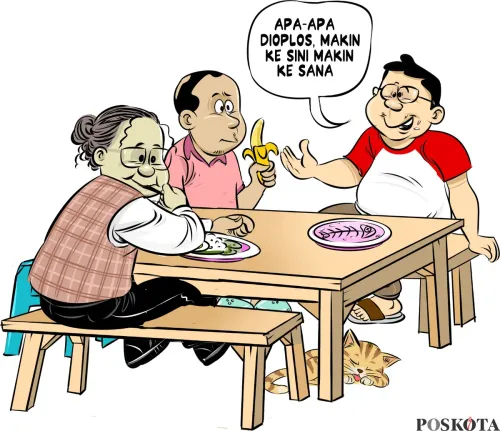Tiga pria sedang ngobrol santai di warteg sambil menyantap makanan sederhana. Salah satu dari mereka melontarkan sindiran soal maraknya praktik oplosan: "Apa-apa dioplos, makin ke sini makin ke sana." (Sumber: Poskota/Arif Setiadi)