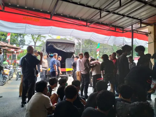 Polisi mengangkut puluhan remaja yang diduga akan terlibat dalam tawuran antar geng di kawasan Lubang Buaya, Jakarta Timur. (Sumber: Polsek Cipayung)
