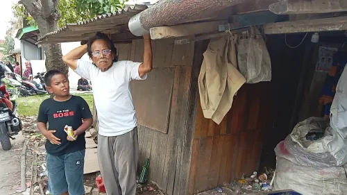 Cambang, 78 tahun, lansia tua renta yang tinggal di gubuk reyot tak layak huni bersama anaknya yang baru berusia 8 tahun. Sehari-hari Cambang harus tinggal bersama tumpukan sampah dan hewan peliharaan.