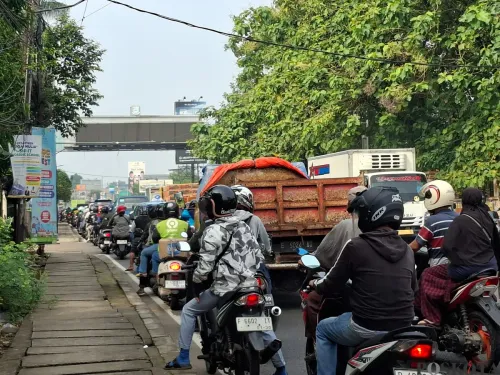 Terpantau dua sisi jalur di Jalan RE Martadinata (Jalan Raya Parung - Ciputat) masuk perbatasan Depok dengan Tangerang Selatan terpantau situasi lalu lintas terpantau padat tidak bergerak. (Sumber: Poskota/Angga Pahlevi)