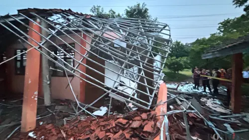 Kondisi bangunan kelas yang atapnya ambruk di SMKN 1 Gunung Putri, Kabupaten Bogor. (Sumber: Poskota/Giffar Rivana)
