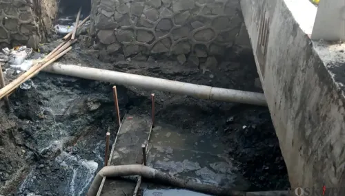 Pipa gas milik PT Sinergi Patriot Bekasi mengalami kebocoran akibat pengerukan drainase alat berat di sekitar Jembatan 10 Rawalumbu, Kecamatan Rawalumbu, Kota Bekasi, Kamis, 16 Oktober 2025. (Sumber: POSKOTA | Foto: Nurpini Aulia Rapika)