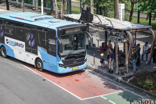 Calon penumpang menunggu kedatangan Transjakarta Halte Senayan Bank DKI yang mengalami kerusakan pascaunjuk rasa di Jalan Jenderal Sudirman, Jakarta, Selasa, 2 September 2025. (Sumber: Poskota/Bilal Nugraha Ginanjar)