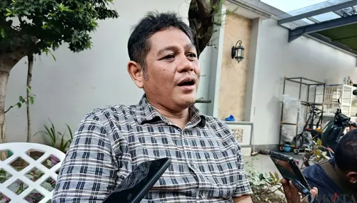 Ketua Komisi III DPRD Kota Bekasi, Arif Rahman Hakim, saat menyampaikan keterangan kepada wartawan terkait tuduhan penganiayaan kepada Ahmadi alias Madong, Selasa, 23 September 2025. (Sumber: POSKOTA | Foto: Nurpini Aulia Rapika)