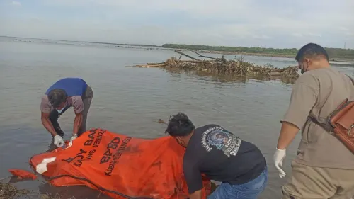 Petugas saat melakukan evakuasi korban. (Sumber: Istimewa)