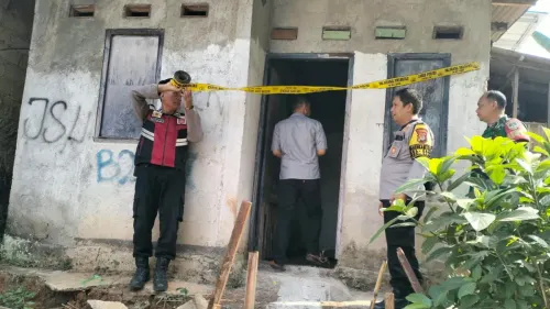 Polisi cek tkp dan memasang garis polisi di sebuah rumah kosong daerah Limo, Depok, Senin, 31 Agustus 2026. (Sumber: Polsek Cinere)