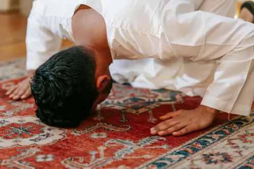 Seorang muslim bersujud dalam doa, melambangkan penerimaan terhadap qada dan qadar serta keteguhan hati dalam menghadapi ujian hidup. (Sumber: Pexels)