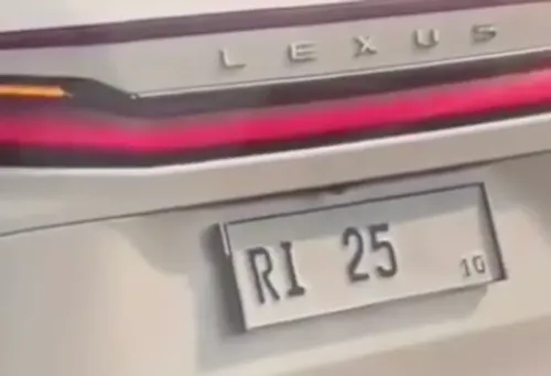 Mobil Lexus berplat RI 25 diduga serobot antrian di GT Cilandak (Sumber: Instagram/@jktinfoid)