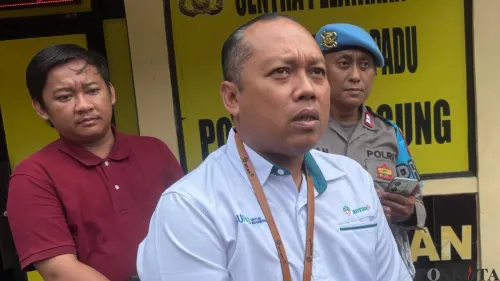 Java Region, CSR and Sub Division Head PT Antam Tbk UBPE Pongkor, Agustinus Toko Susetio memberikan keterangan pers tentang aktivitas tambang ilegal. (Sumber: Poskota/Giffar Rivana)