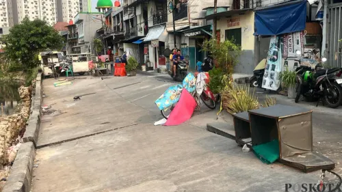 Jalan amblas di Jalan Cinta, Pulo Gadung, Jakarta Timur yang jalannya amblas sekitar 7 meter, Selasa, 7 Juli 2026. (Sumber: Poskota/M Tegar Jihad)