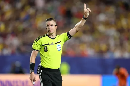 Wasit asal Prancis, François Letexier, tengah disorot dunia sepak bola setelah dipercaya memimpin pertandingan babak 16 besar Piala Dunia FIFA 2026 antara Argentina melawan Mesir. (Sumber: X/@ainurohman)