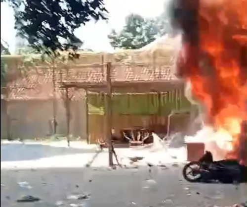 Bentrokan antarwarga di Jalan Tambak, Menteng, Jakarta Pusat, hingga membakar bangunan, Minggu (26/7/2026). (Sumber: Istimewa)
