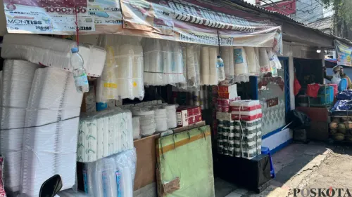 Ilustrasi Toko Plastik di Tebet, Jakarta Selatan, Senin, 16 Maret 2026. (Sumber: Poskota/M. Tegat Jihad)