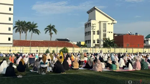 Pelaksanaan solat Idul Fitri di Masjid Al-Falah kawasan Bendungan Hilir (Benhil), Tanah Abang, Jakarta Pusat pada Jumat, 20 Maret 2026. (Sumber: Poskota/Pandi Ramedhan)