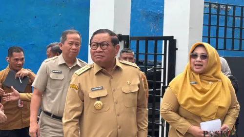 Potret Gubernur DKI Jakarta, Pramono Anung saat berada di Kawasan Pasar Rebo, Jakarta Timur. (Sumber: Poskota/Syifa)
