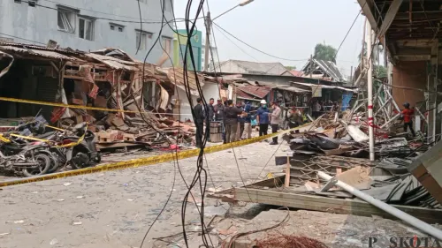 Kondisi ruko dan bangunan di kawasan Pasar Cimanggis, Ciputat, Tangerang Selatan, pascaledakan, Kamis, 15 Oktober 2026. (Sumber: Poskota/Rizki Gojali)
