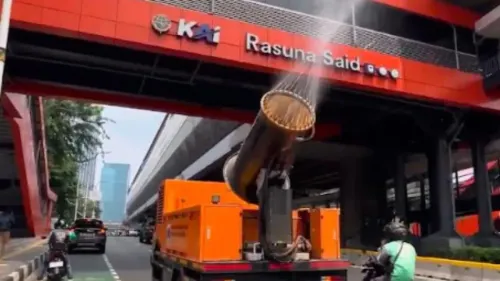 Mobil water mist menyemprotkan air di Jalan Protokol Kuningan dan Mampang. (Sumber: Humas Sudin LH Jaksel)