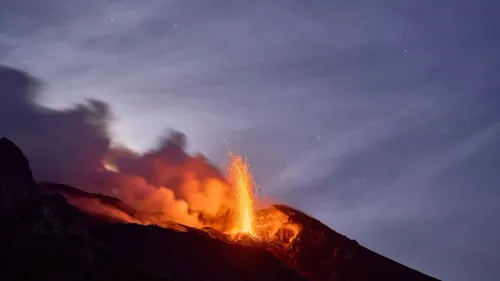 Ilustrasi erupsi Gunung Anak Krakatau. (Sumber: Pixabay/Wolfgang_Hasselmann)