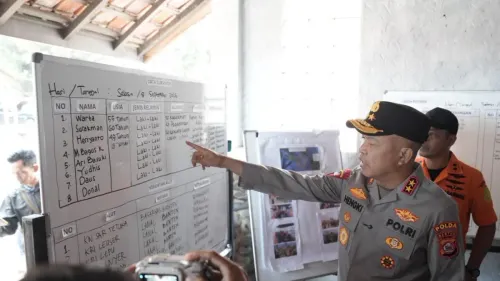 Polda Banten menyiapkan pos antemortem sebagai langkah kesiapsiagaan dalam pencarian rombongan media yang belum dapat dihubungi setelah berangkat menuju kawasan Gunung Anak Krakatau (GAK), Kabupaten Pandeglang, Banten. (Sumber: Polda Banten)